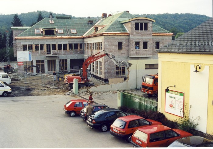 2000 - Neugestaltung im Zentrum von Gars (Sparkassegebäude, Parkplatz und Kreisverkehr)
